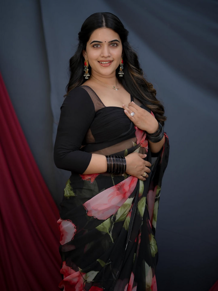 స్రవంతి చొక్కారపు చీరలో ఎంత అందంగా ఉందో.. 