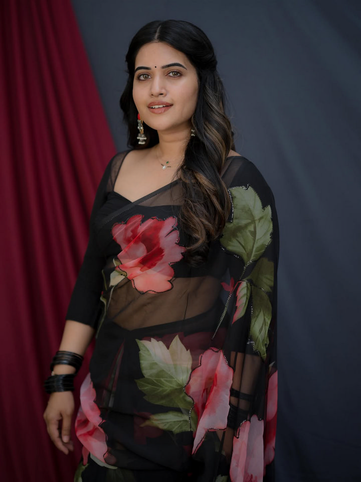 స్రవంతి చొక్కారపు చీరలో ఎంత అందంగా ఉందో.. 