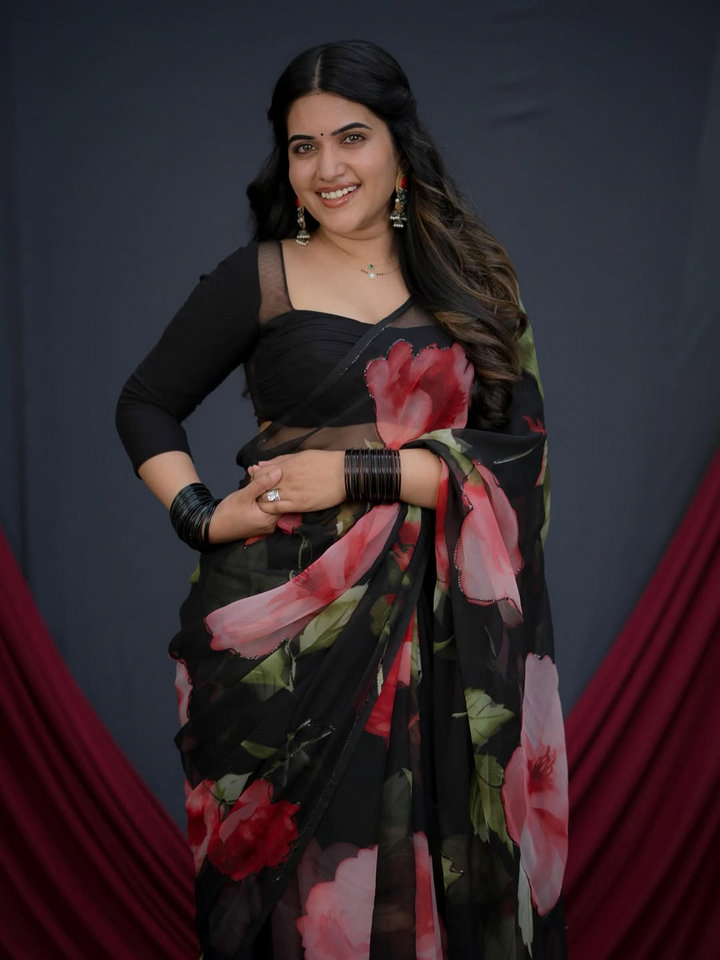 స్రవంతి చొక్కారపు చీరలో ఎంత అందంగా ఉందో.. 