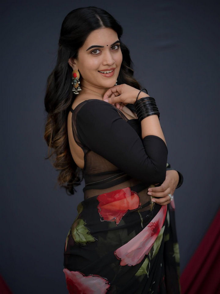 స్రవంతి చొక్కారపు చీరలో ఎంత అందంగా ఉందో.. 