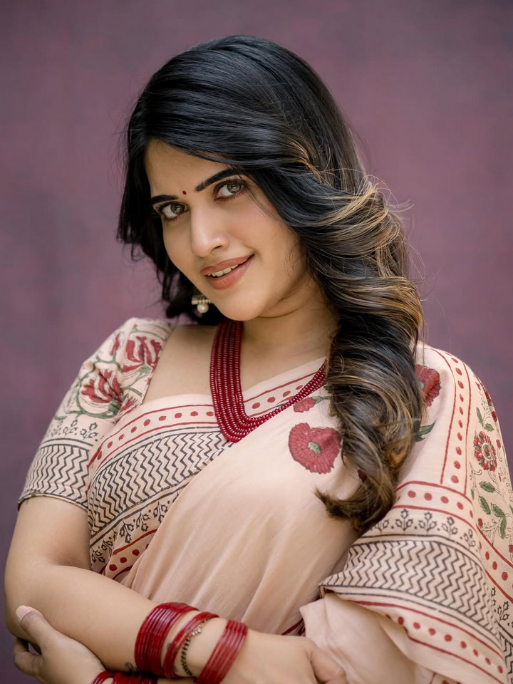స్రవంతి చొక్కారపు చీరలో ఎంత అందంగా ఉందో.. 