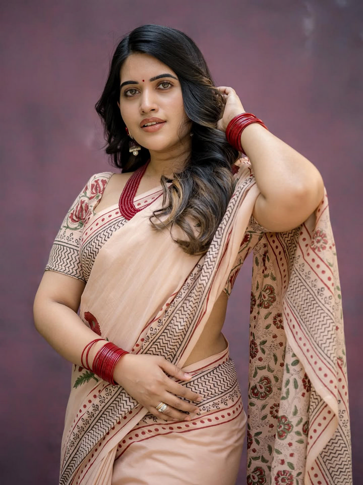 స్రవంతి చొక్కారపు చీరలో ఎంత అందంగా ఉందో.. 