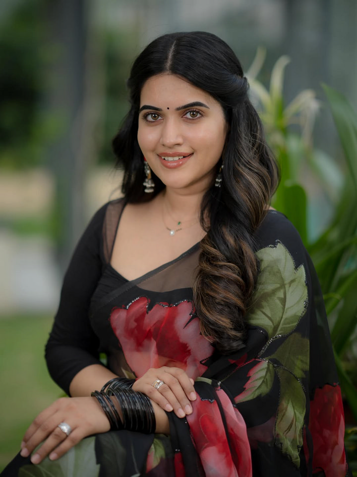స్రవంతి చొక్కారపు చీరలో ఎంత అందంగా ఉందో.. 