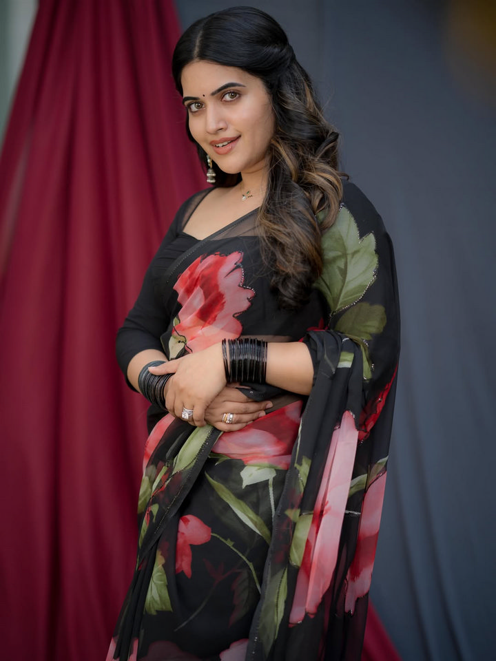 స్రవంతి చొక్కారపు చీరలో ఎంత అందంగా ఉందో.. 