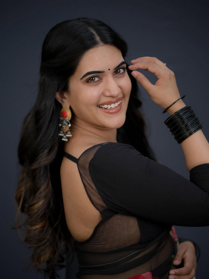 స్రవంతి చొక్కారపు చీరలో ఎంత అందంగా ఉందో.. 