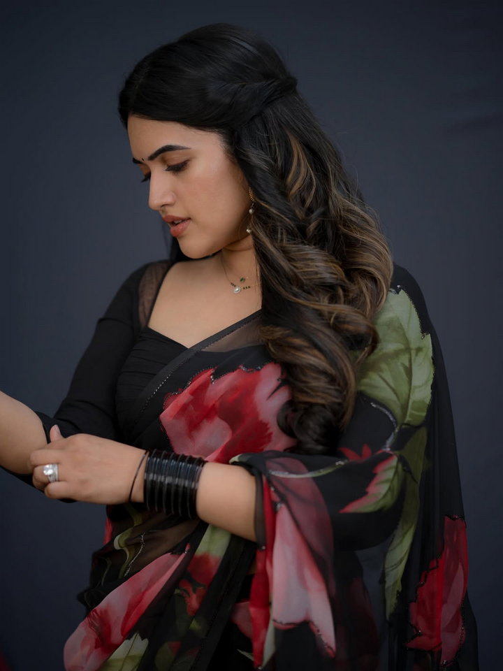 స్రవంతి చొక్కారపు చీరలో ఎంత అందంగా ఉందో.. 