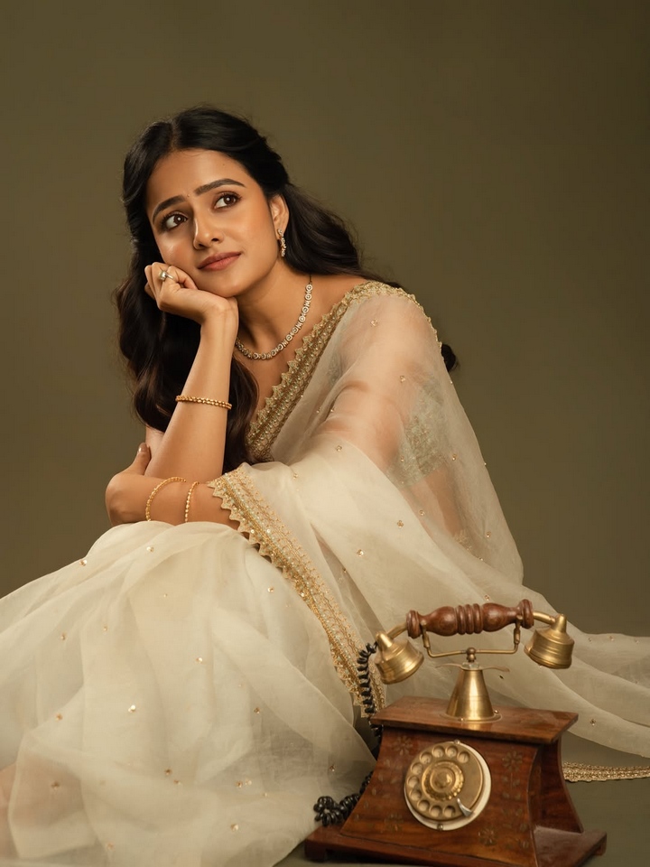 చీరలో బాపుబొమ్మలా వైష్ణవి చైతన్య.. ఫొటోలు వైరల్