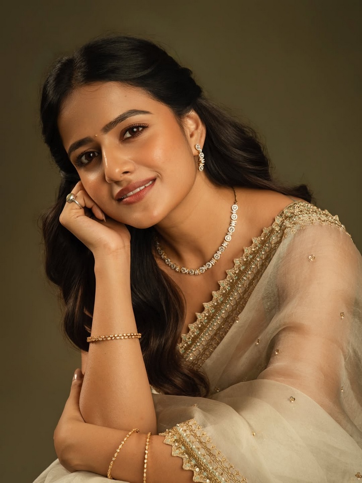 చీరలో బాపుబొమ్మలా వైష్ణవి చైతన్య.. ఫొటోలు వైరల్