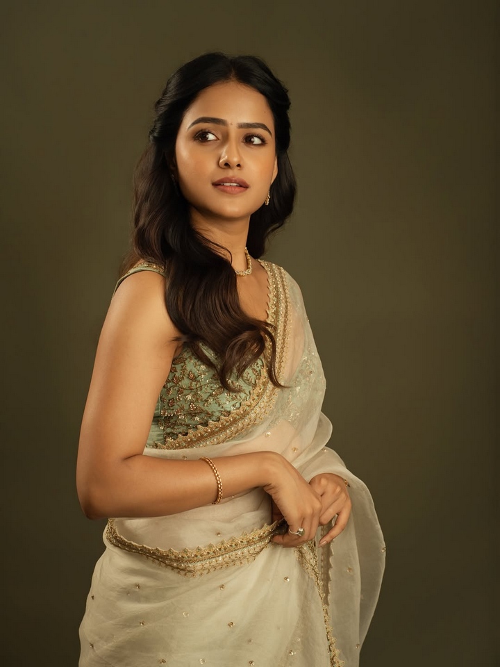 చీరలో బాపుబొమ్మలా వైష్ణవి చైతన్య.. ఫొటోలు వైరల్