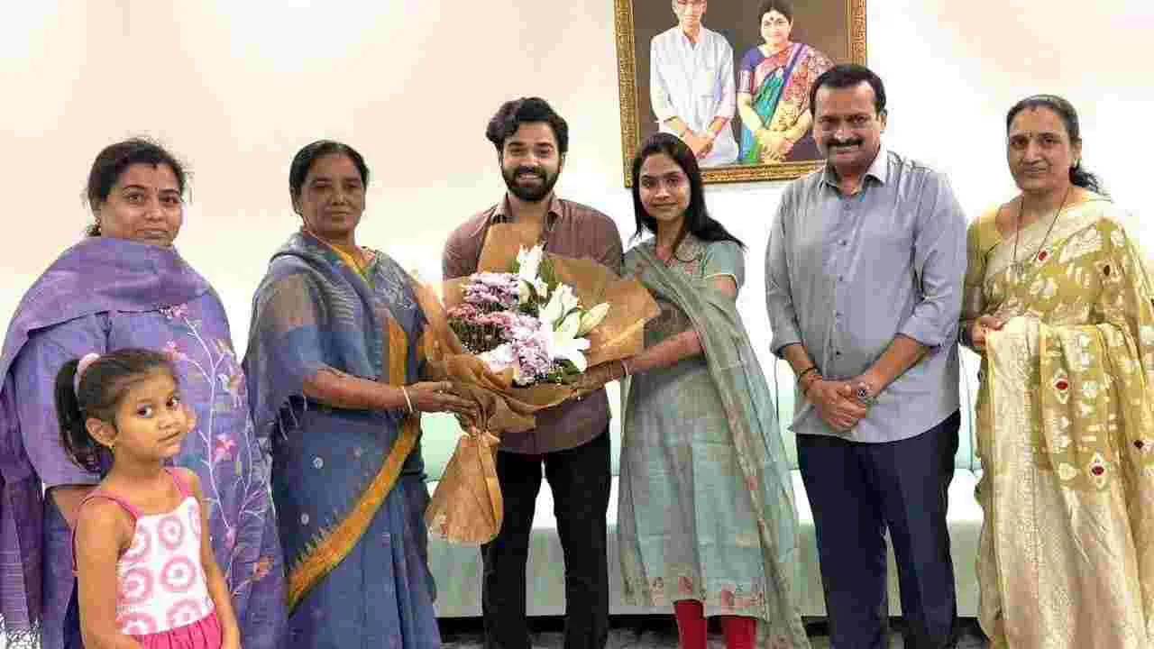 బండ్ల గణేష్ ఇంట్లో పరిటాల సునీత సందడి..