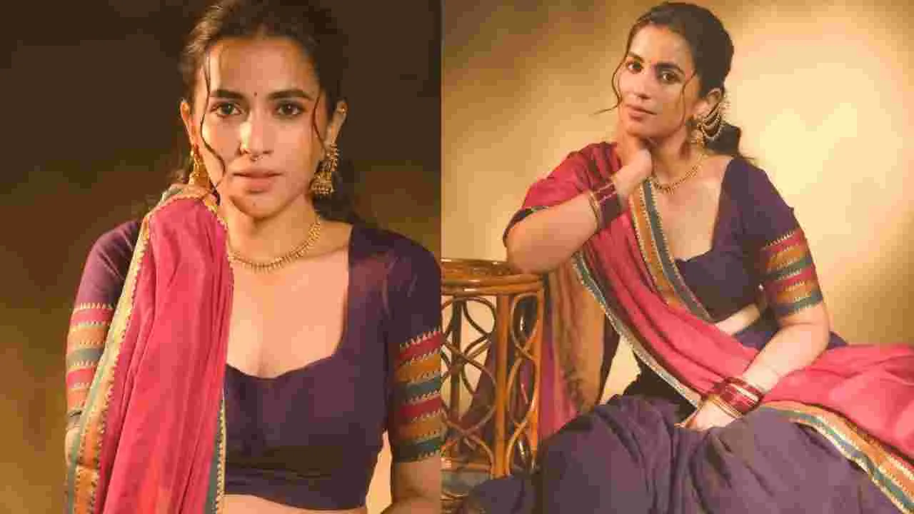 Komalee Prasad: లంగా ఓణిలో కోమలి.. ఎంత అందంగా ఉందో!