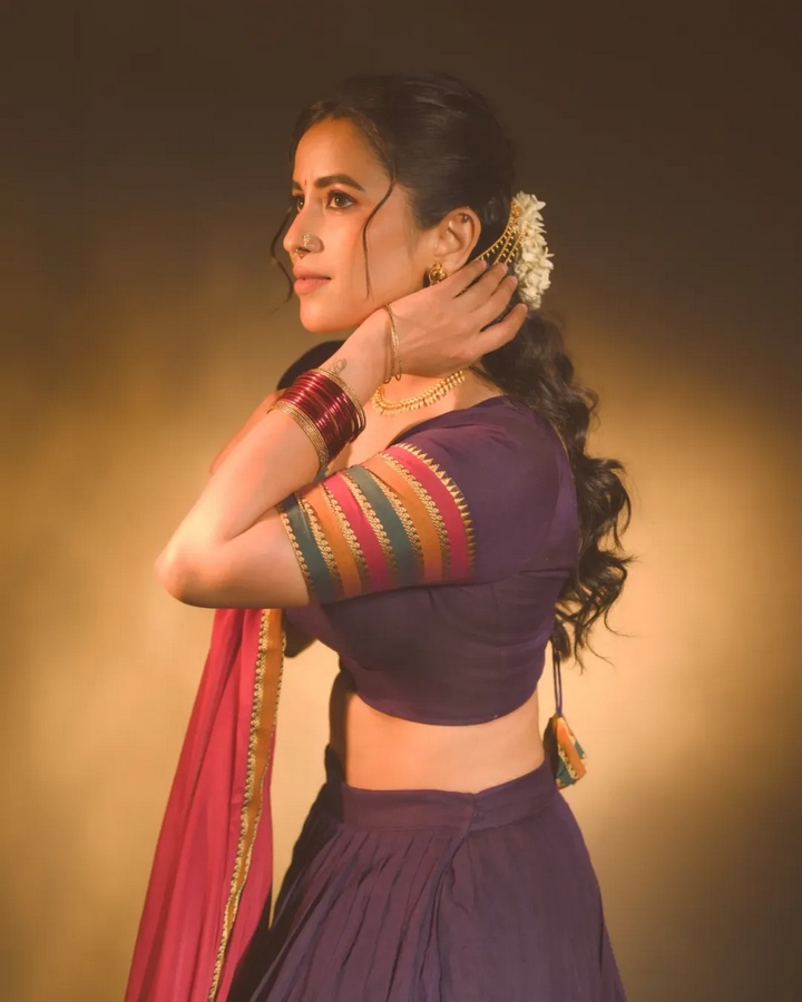 Komalee Prasad: లంగా ఓణిలో కోమలి.. ఎంత అందంగా ఉందో!