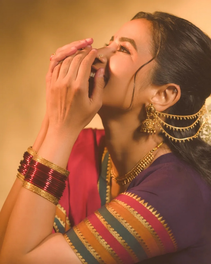 Komalee Prasad: లంగా ఓణిలో కోమలి.. ఎంత అందంగా ఉందో!