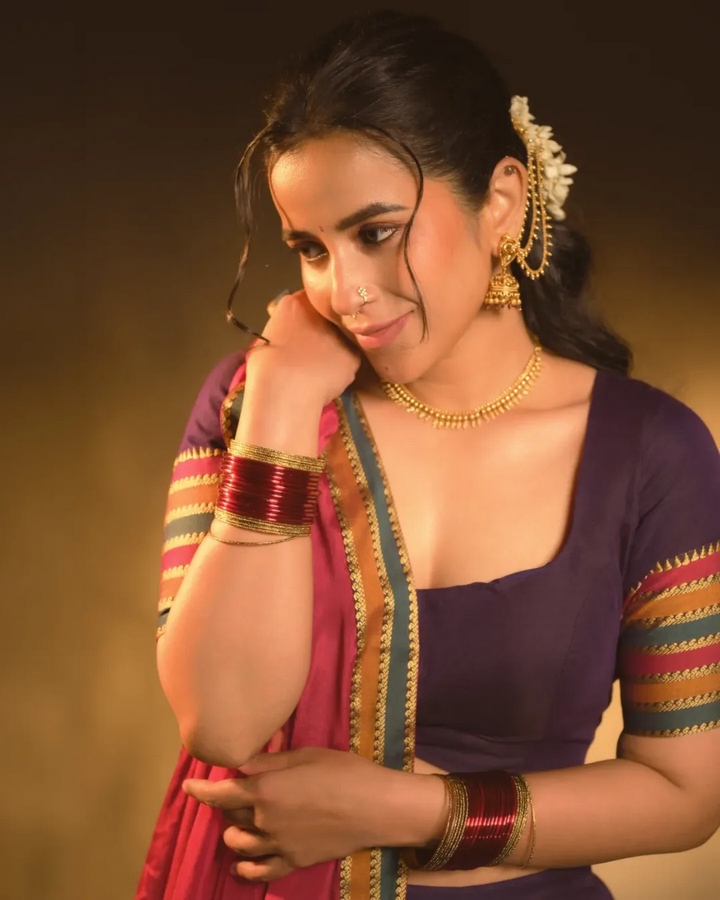 Komalee Prasad: లంగా ఓణిలో కోమలి.. ఎంత అందంగా ఉందో!