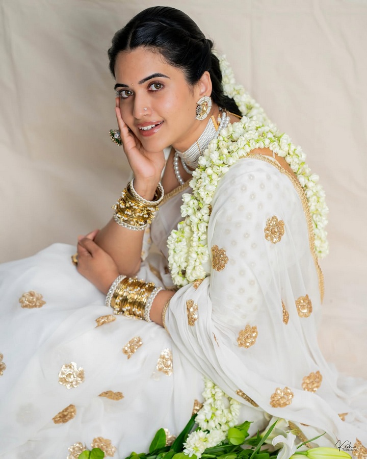 తెల్లచీర, మల్లెపూలు..  స్రవంతి చొక్కారపు ఏంటి కథ?