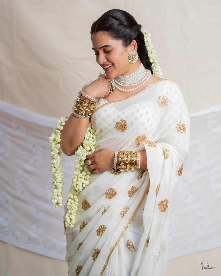 తెల్లచీర, మల్లెపూలు..  స్రవంతి చొక్కారపు ఏంటి కథ?