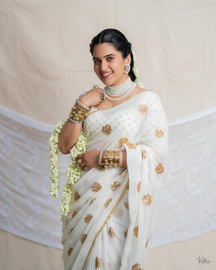 తెల్లచీర, మల్లెపూలు..  స్రవంతి చొక్కారపు ఏంటి కథ?