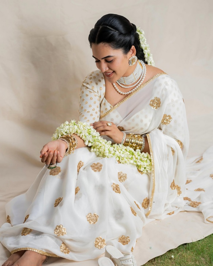 తెల్లచీర, మల్లెపూలు..  స్రవంతి చొక్కారపు ఏంటి కథ?