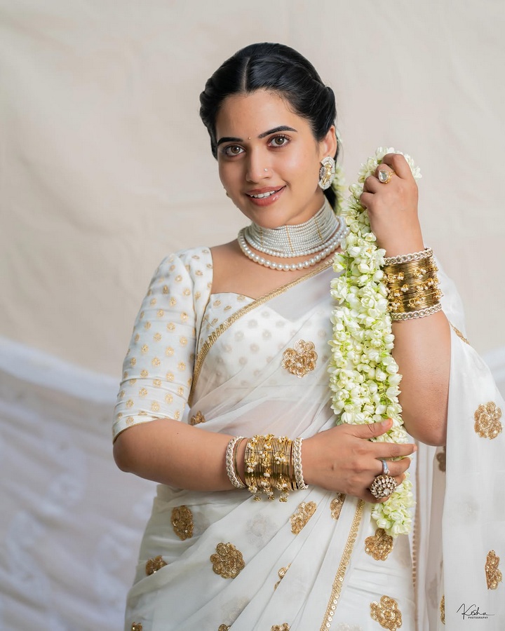 తెల్లచీర, మల్లెపూలు..  స్రవంతి చొక్కారపు ఏంటి కథ?