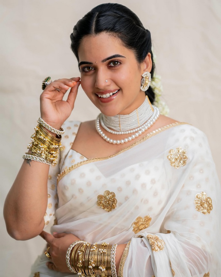 తెల్లచీర, మల్లెపూలు..  స్రవంతి చొక్కారపు ఏంటి కథ?