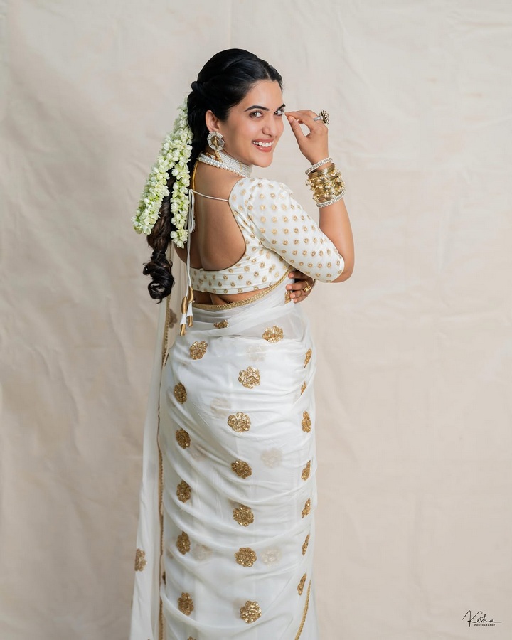 తెల్లచీర, మల్లెపూలు..  స్రవంతి చొక్కారపు ఏంటి కథ?