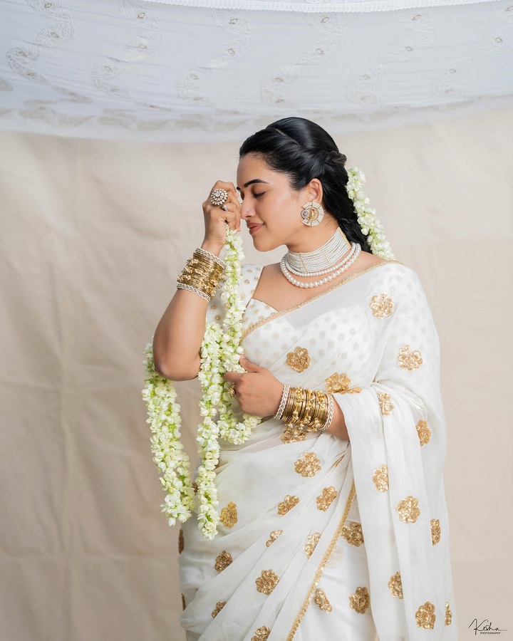 తెల్లచీర, మల్లెపూలు..  స్రవంతి చొక్కారపు ఏంటి కథ?