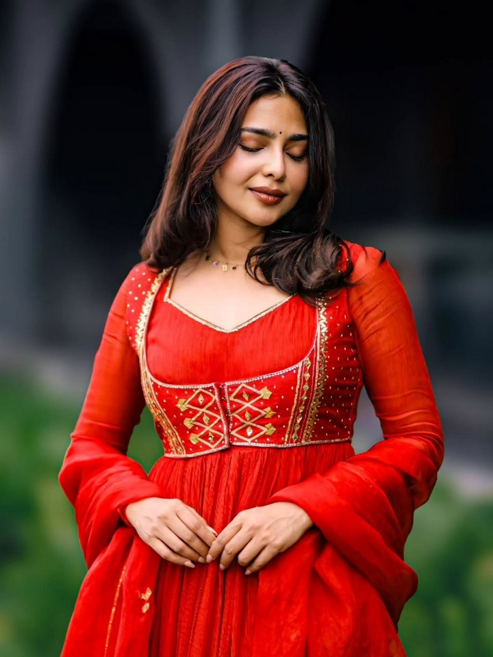 ఐశ్వర్య లక్ష్మిని ఇలా చూస్తే.. పిచ్చెక్కాల్సిందే