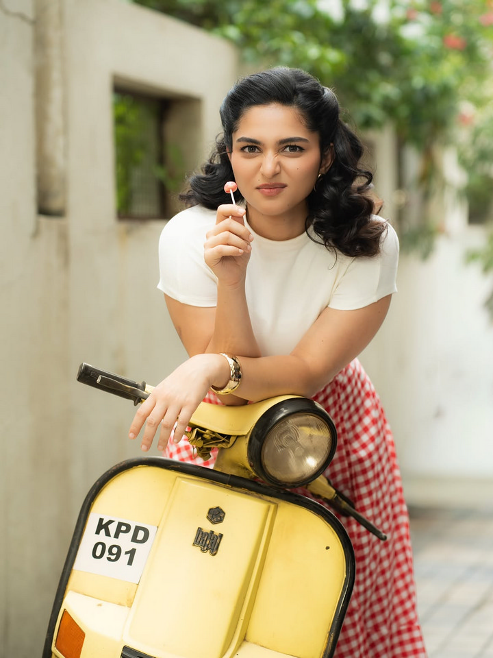 కయాదు లోహర్ క్యూట్ ఫొటోస్ చూడాల్సిందే