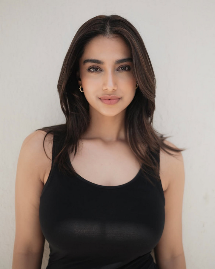 మీనూ పాప మస్తు ఉందిగా.. ఫొటోలు వైరల్