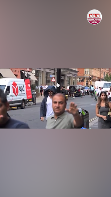 Shah Rukh Khan Walking On A Street In London With His Family 5356
