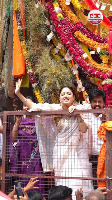 ఖైరతాబాద్ గణేషుడిని దర్శించుకున్న నటి పూనమ్ కౌర్!