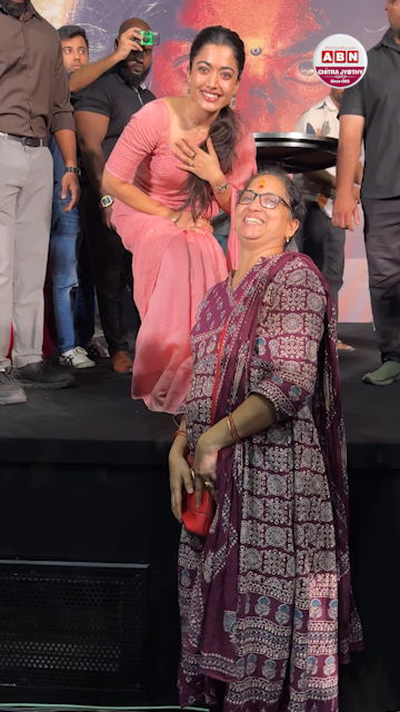 'మైసా' ట్రైలర్ లాంచ్ లో అభిమాని కోసం రష్మిక!