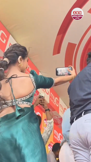 అభిమానులతో నటి మాళవిక శర్మ!