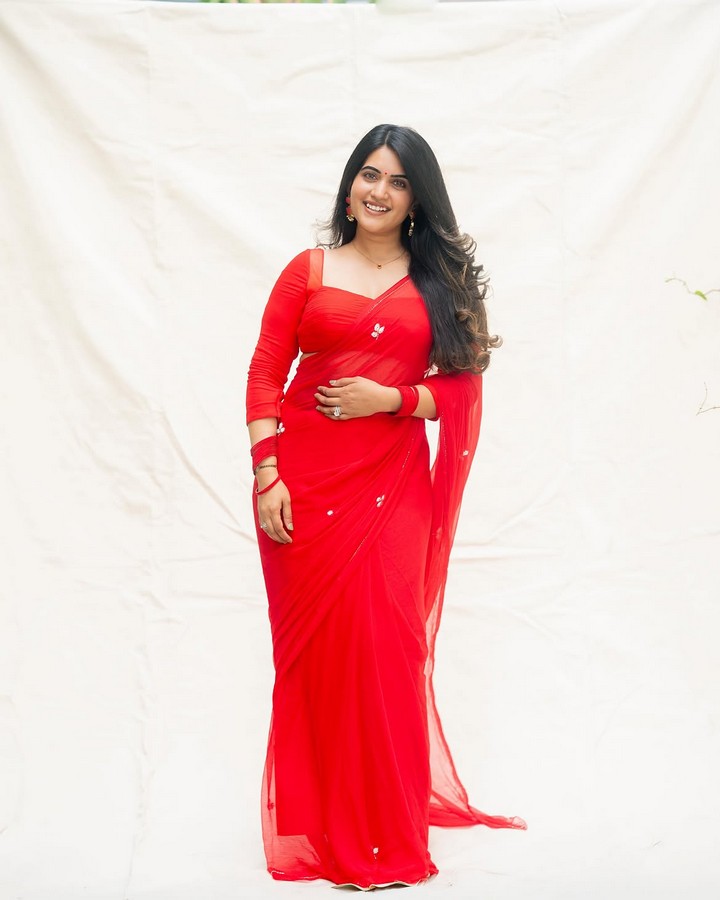 రెడ్ శారీలో స్రవంతి చొక్కారపు.. అబ్బ ఏముందిరా