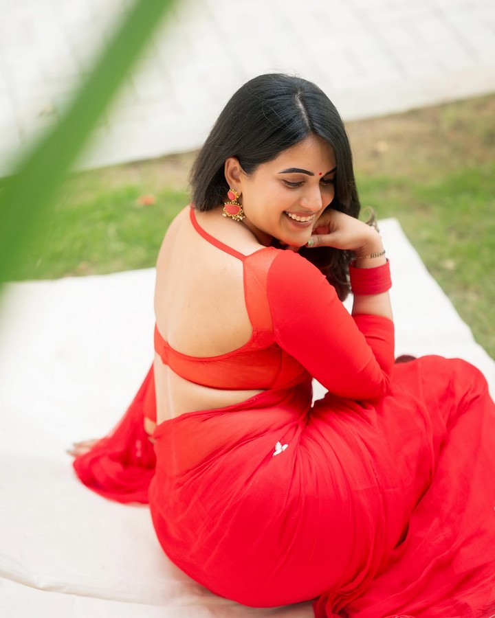 రెడ్ శారీలో స్రవంతి చొక్కారపు.. అబ్బ ఏముందిరా