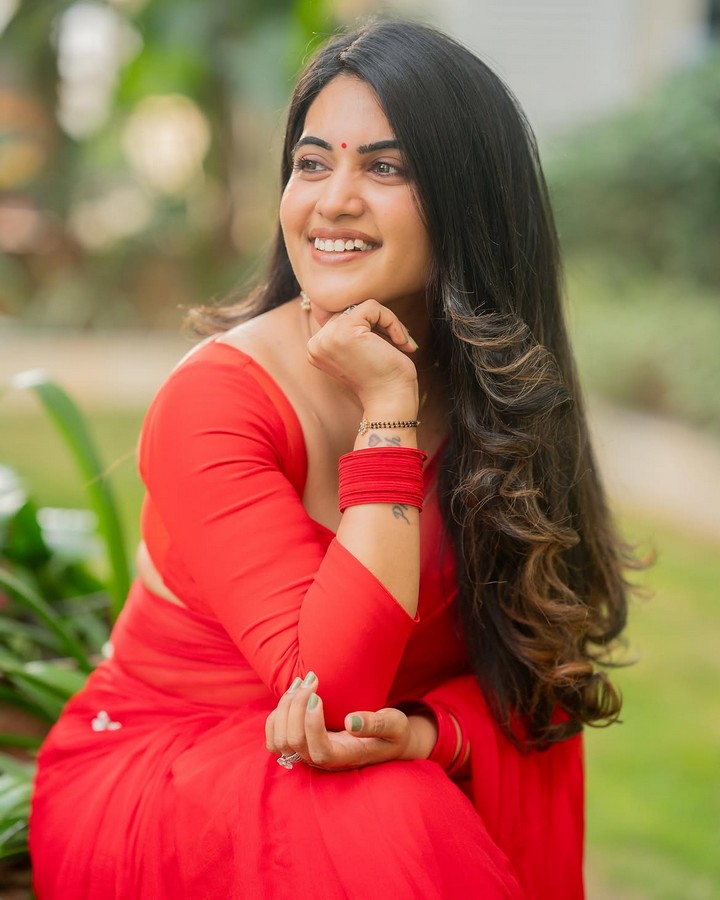 రెడ్ శారీలో స్రవంతి చొక్కారపు.. అబ్బ ఏముందిరా
