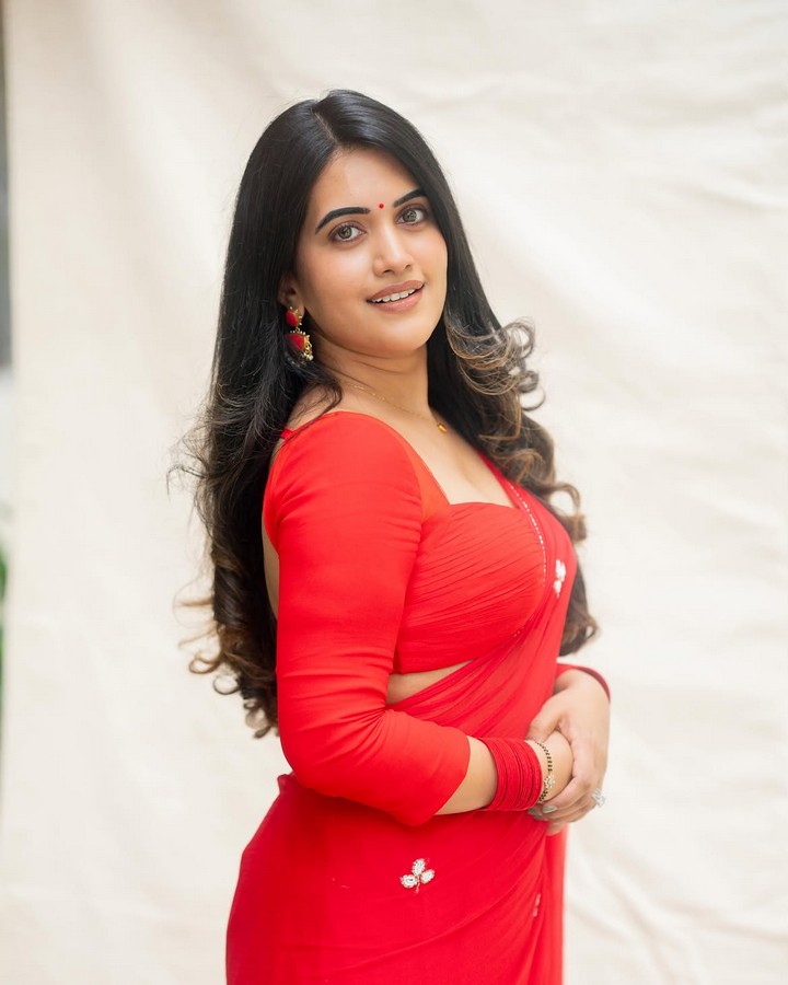 రెడ్ శారీలో స్రవంతి చొక్కారపు.. అబ్బ ఏముందిరా