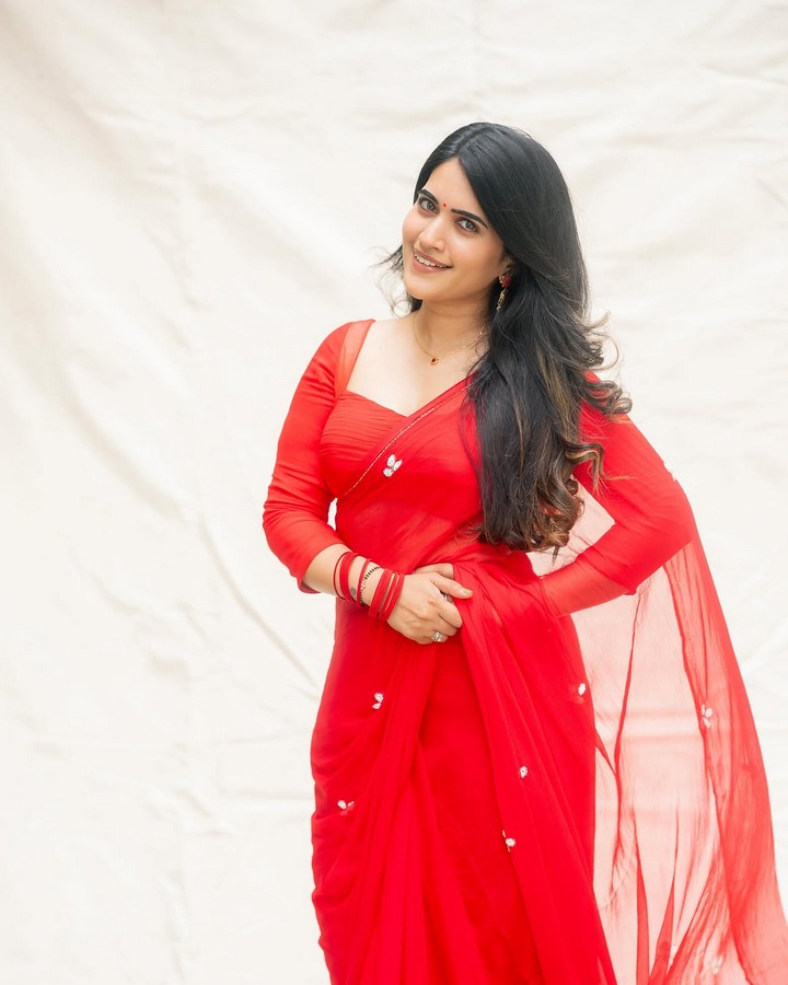 రెడ్ శారీలో స్రవంతి చొక్కారపు.. అబ్బ ఏముందిరా