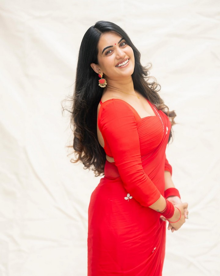 రెడ్ శారీలో స్రవంతి చొక్కారపు.. అబ్బ ఏముందిరా