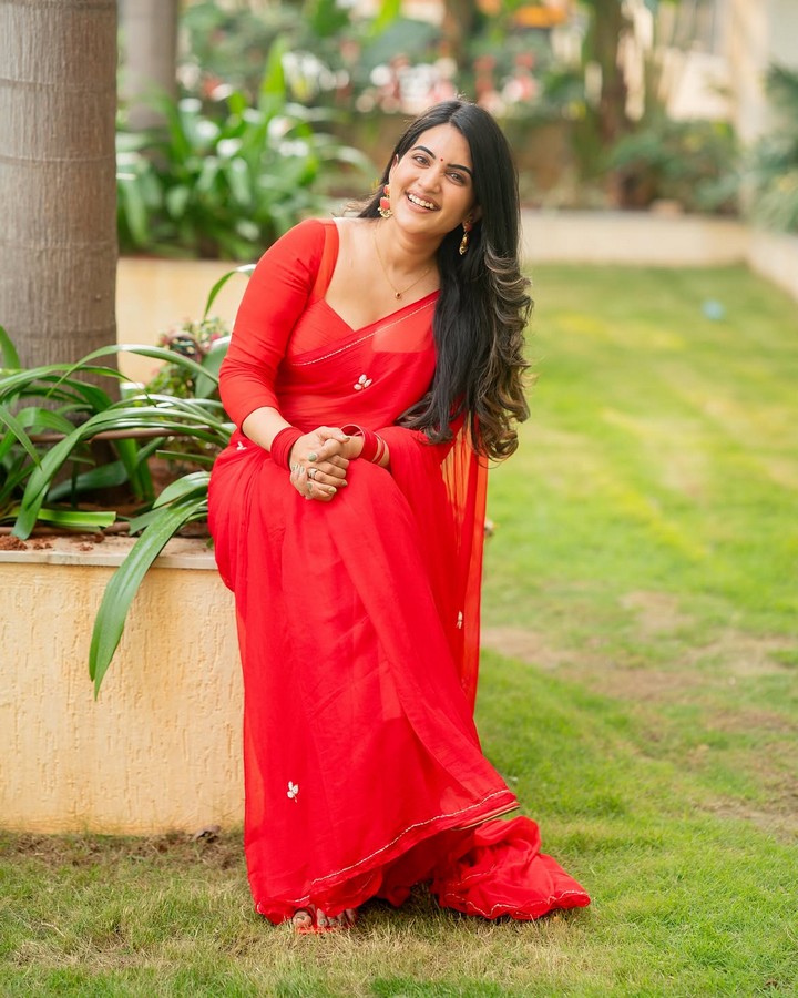 రెడ్ శారీలో స్రవంతి చొక్కారపు.. అబ్బ ఏముందిరా