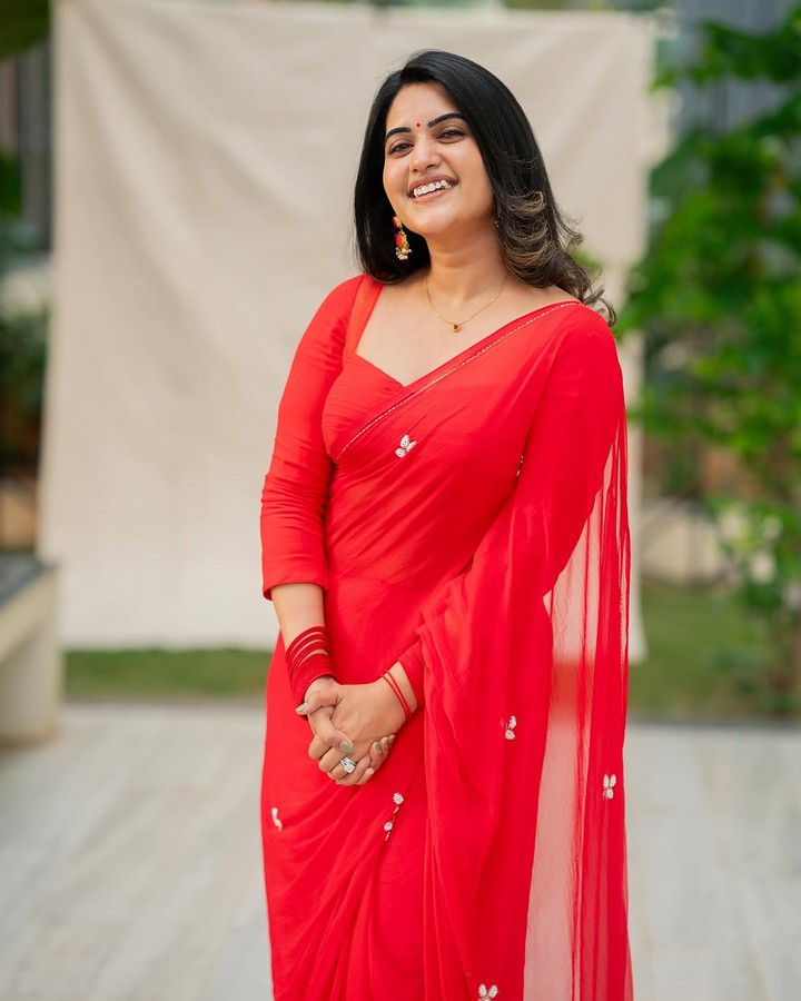 రెడ్ శారీలో స్రవంతి చొక్కారపు.. అబ్బ ఏముందిరా