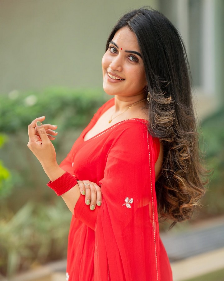 రెడ్ శారీలో స్రవంతి చొక్కారపు.. అబ్బ ఏముందిరా