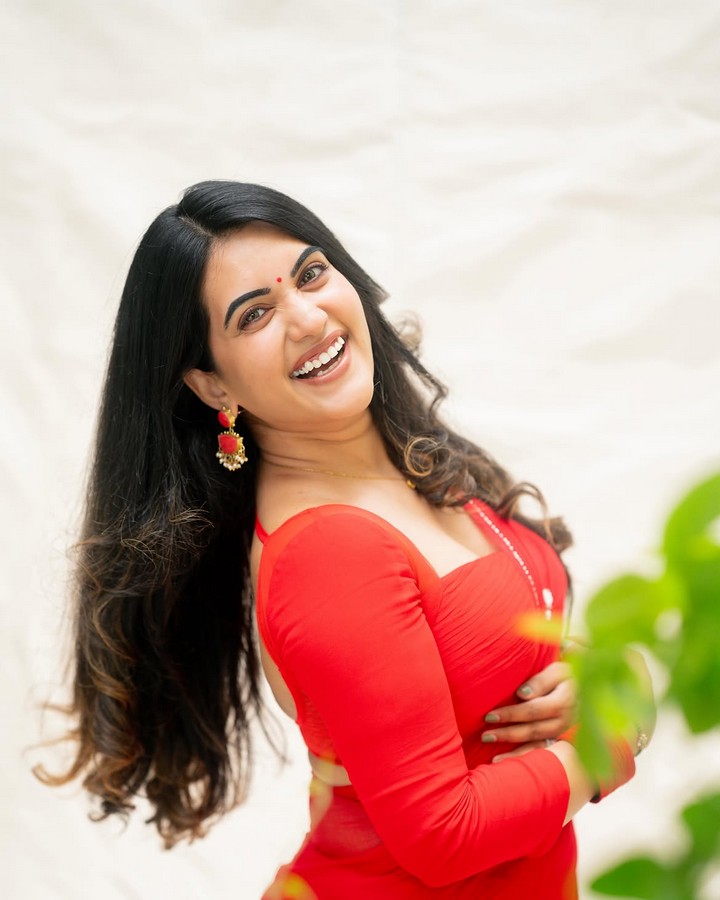 రెడ్ శారీలో స్రవంతి చొక్కారపు.. అబ్బ ఏముందిరా