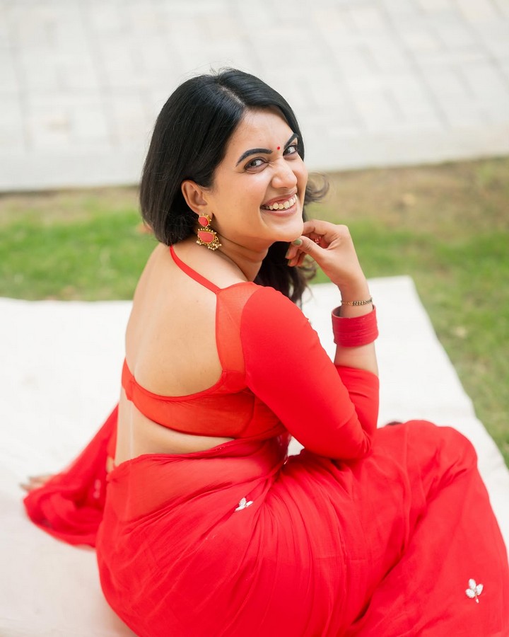 రెడ్ శారీలో స్రవంతి చొక్కారపు.. అబ్బ ఏముందిరా