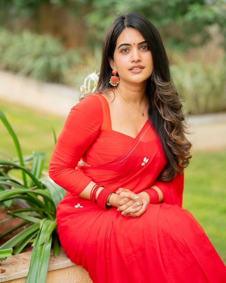 రెడ్ శారీలో స్రవంతి చొక్కారపు.. అబ్బ ఏముందిరా
