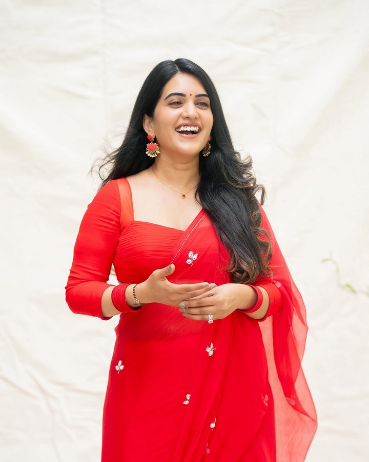 రెడ్ శారీలో స్రవంతి చొక్కారపు.. అబ్బ ఏముందిరా
