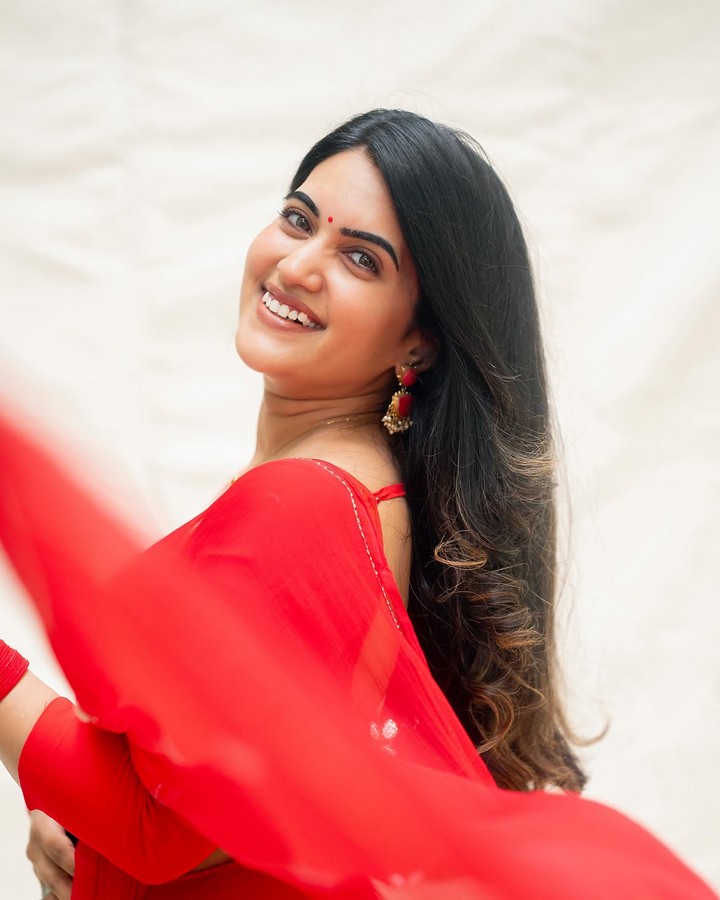 రెడ్ శారీలో స్రవంతి చొక్కారపు.. అబ్బ ఏముందిరా