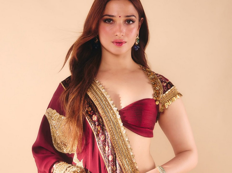 మిల్కీబ్యూటీ న్యూ పోజులు చూశారా..
