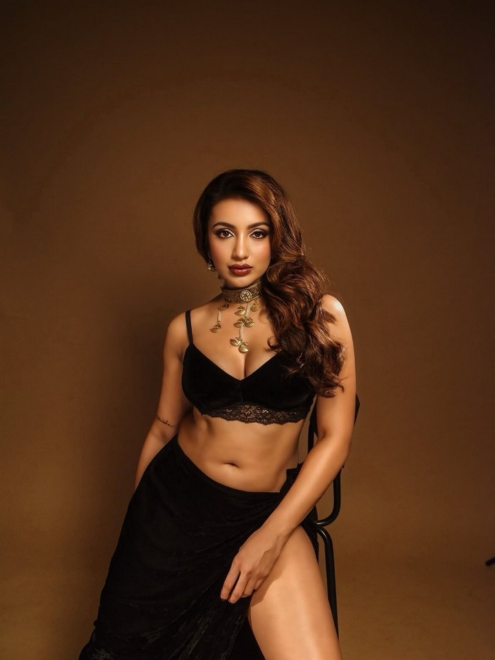 ఏఐ ఫొటోలు కాదు.. తేజస్వి చాలా హాట్ గురూ..